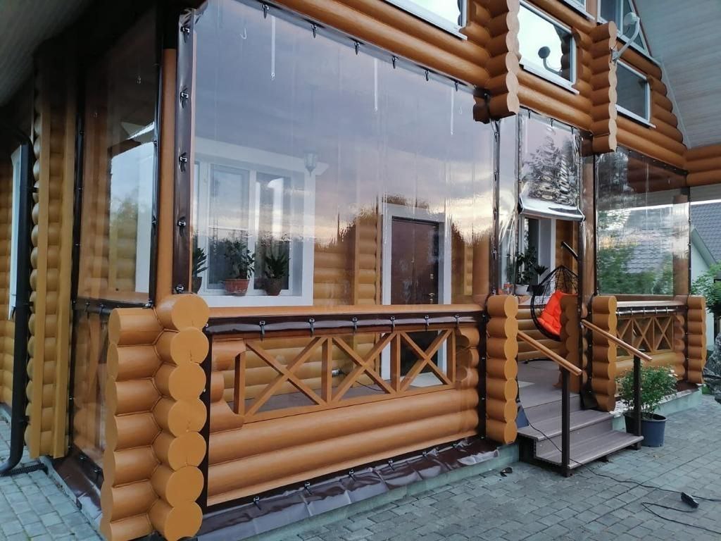 Прозрачные шторы ПВХ на террасе деревянного дома в Юже